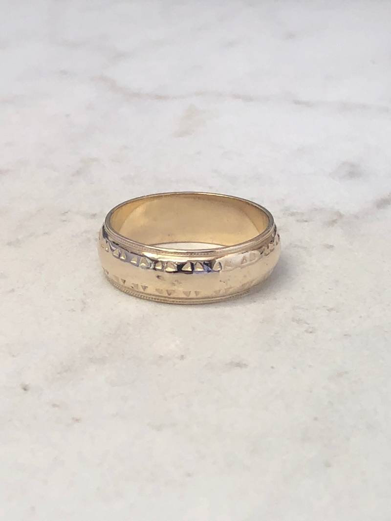 14Kt Gelbgold Unisex Diamantschnittmuster Hochzeit/Jubiläum Band 7 Mm Breit Zu Einem Unglaublichen Preis von StanPaulJewelry