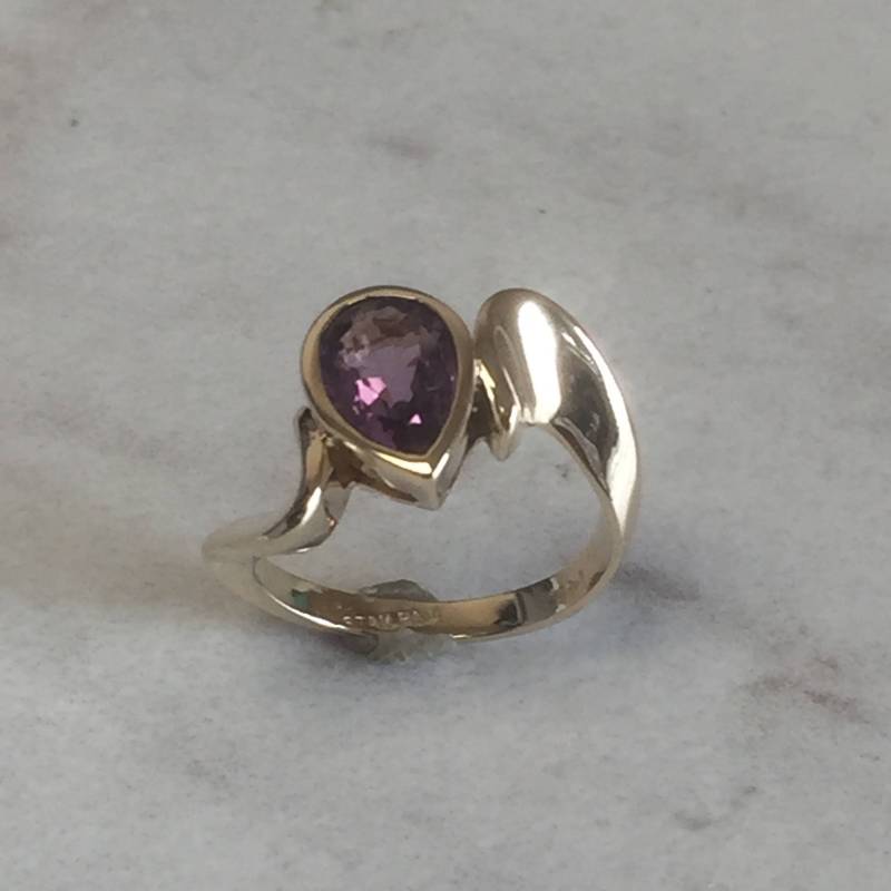 Amethyst... 14Kt Gelbgold Lady Es Pear Form Amethyst Ring Zu Einem Sehr Erschwinglichen Preis von StanPaulJewelry