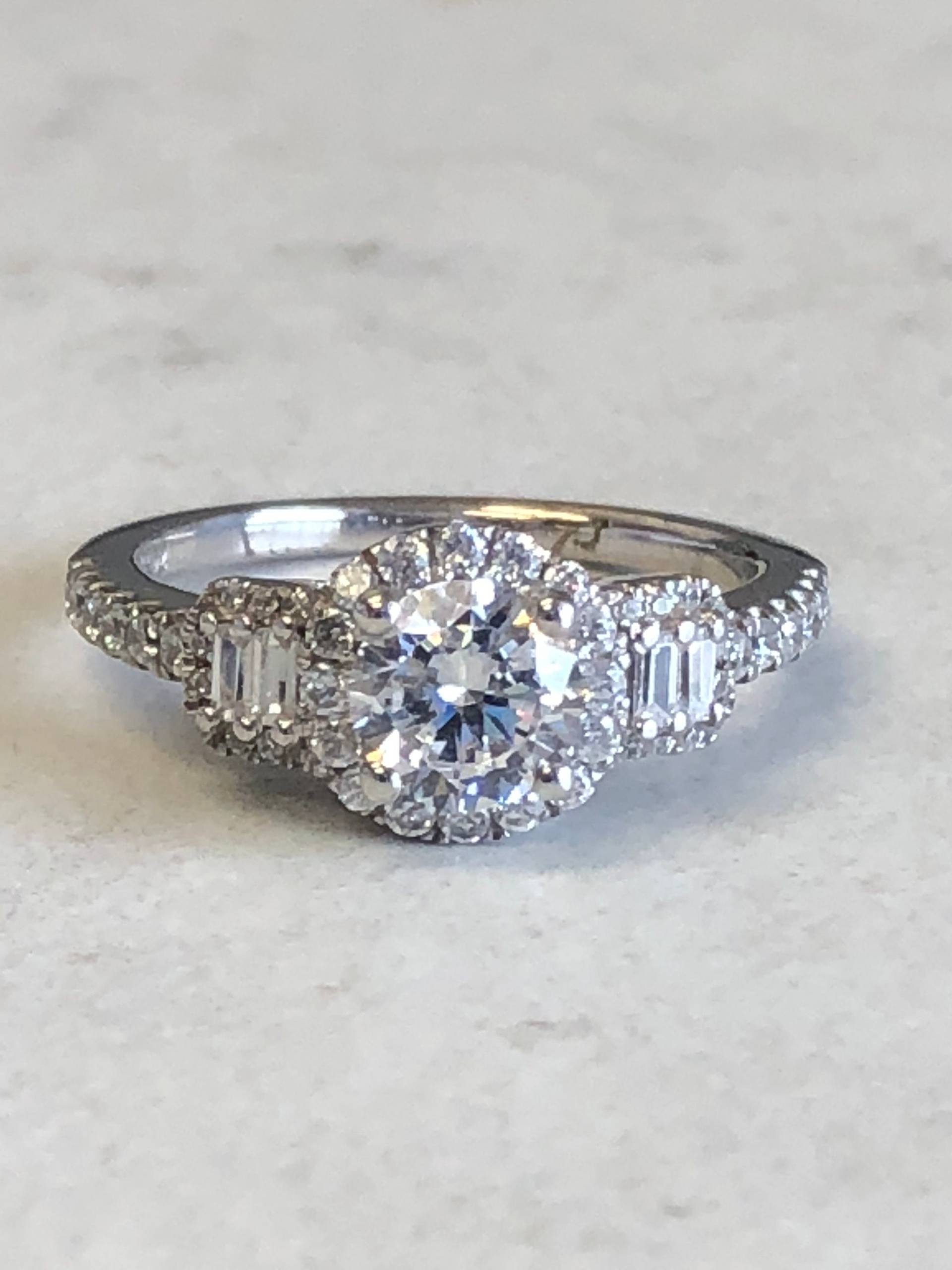 Lady Sterling Silber Und Zirkonia Halo Verlobungsring 1.28Ct Gesamtgewicht Zu Einem Unglaublichen Preis von StanPaulJewelry