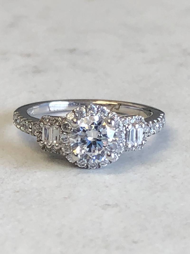 Lady Sterling Silber Und Zirkonia Halo Verlobungsring 1.28Ct Gesamtgewicht Zu Einem Unglaublichen Preis von StanPaulJewelry