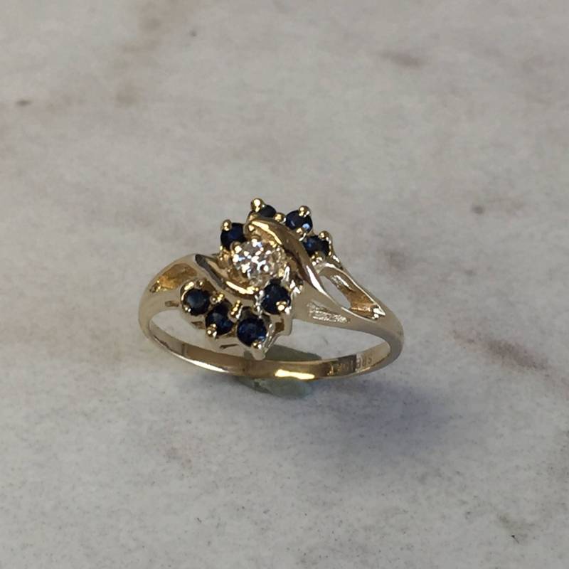 Saphir... 10Kt Gelbgold Damen Diamant Und Saphir Ring Zu Einem Sehr Erschwinglichen Preis von StanPaulJewelry