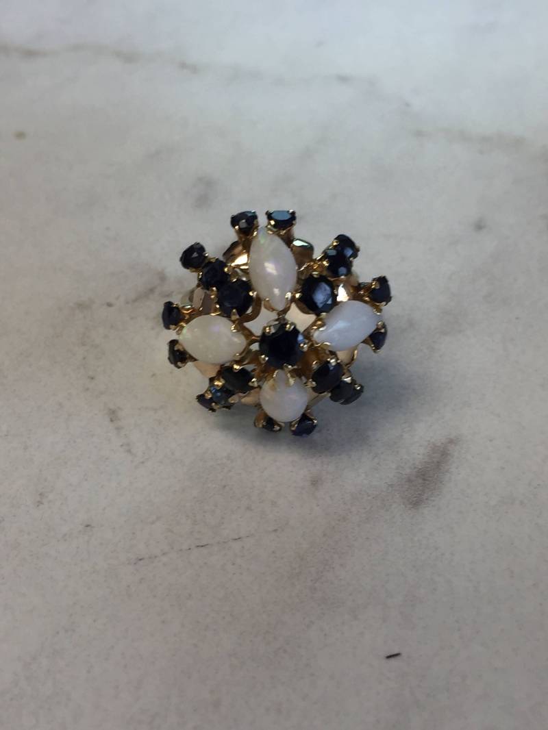 Saphire/Opale.... 14Kt Gelbgold Lady Saphir Und Opal Vintage Cluster Ring Zu Einem Unglaublichen Preis Für Ein One-Of-A-Kind von StanPaulJewelry