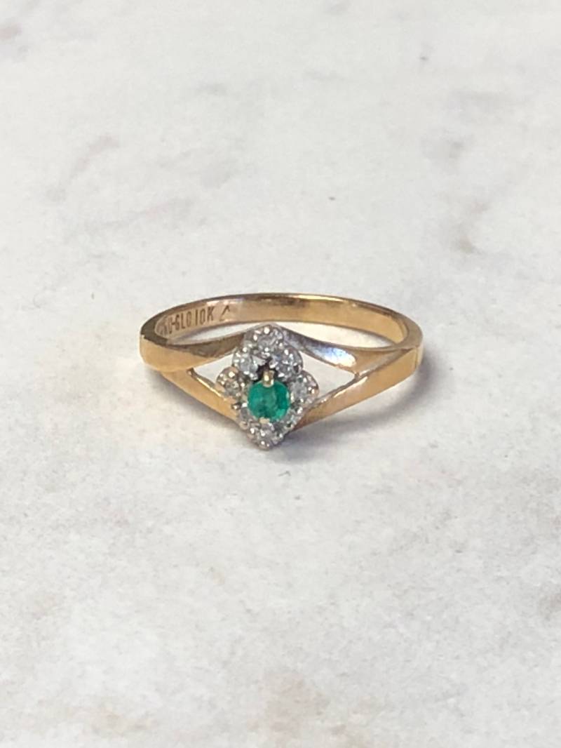 Smaragd... 10Kt Gelbgold Damen Diamant Und Smaragd Heiligenschein Ring Zu Einem Unglaublichen Preis von StanPaulJewelry