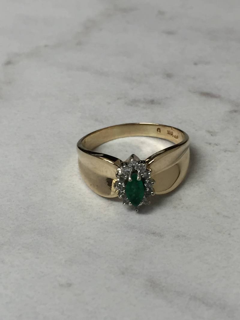 Smaragd... 14Kt Gelbgold Damen Diamant Und Smaragd Heiligenschein Ring Mit Einem Unglaublichen Preis von StanPaulJewelry
