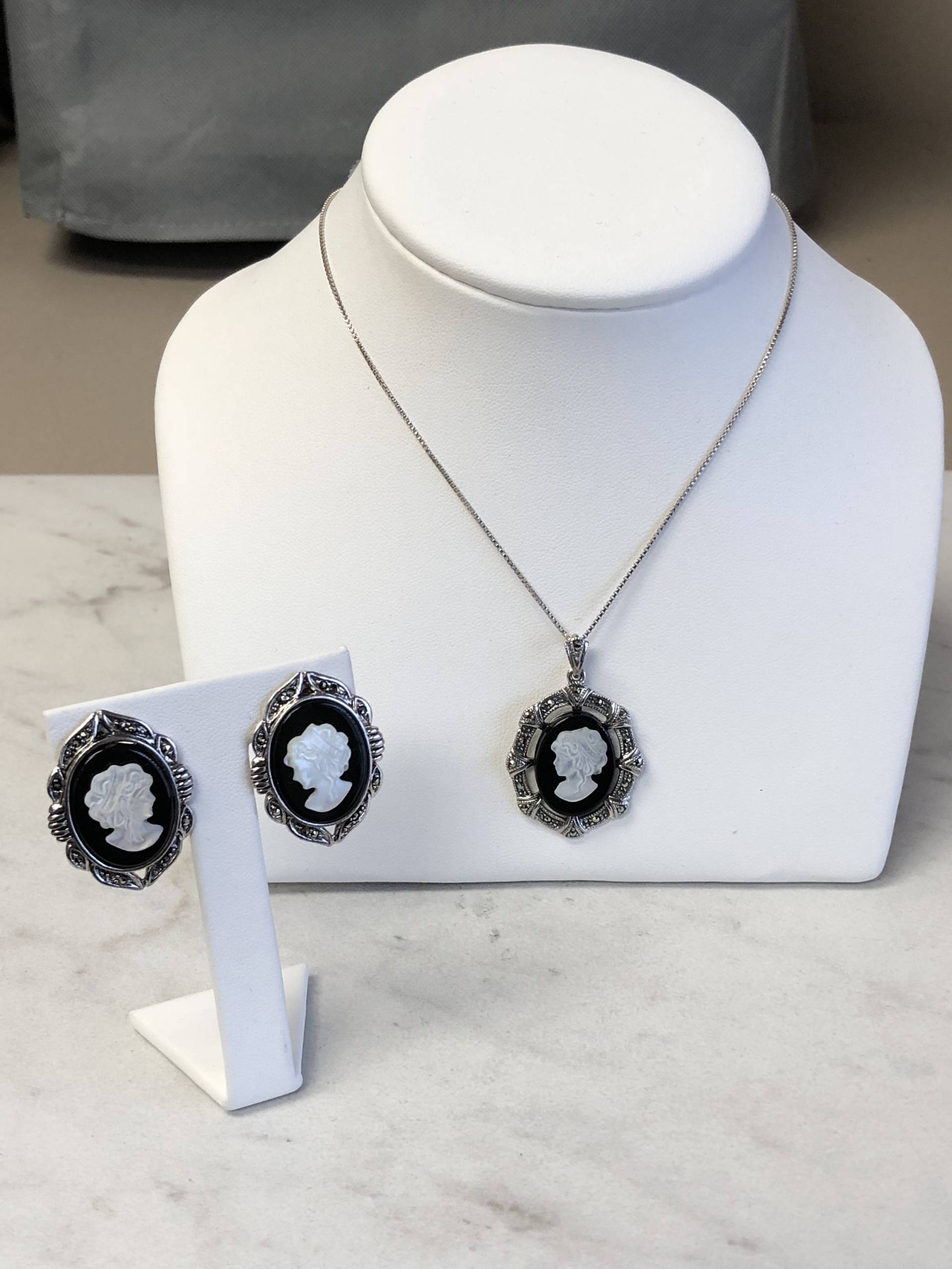 sterling Silber Lady Onyx Und Achat Kamee Ohrringe Halskette Set Zu Einem Sehr Erschwinglichen Preis von StanPaulJewelry