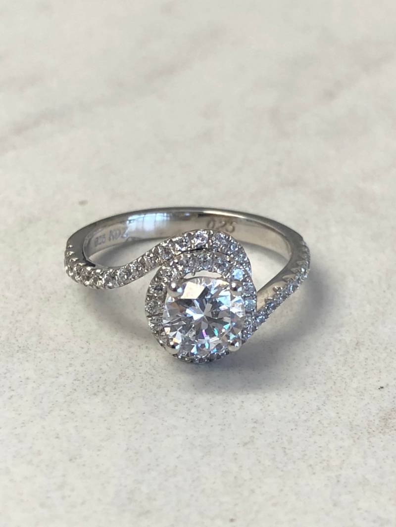 sterling Silber Lady's Cz Halo Verlobungsring Mit 1.37Ct Gesamtgewicht Big Look Zu Einem Erschwinglichen Preis von StanPaulJewelry