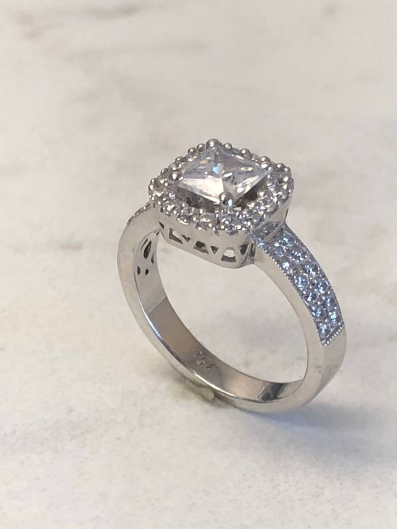 sterling Silber Lady's Halo Cz Princess Cut Verlobungsring. 1.50Ct Gesamtgewicht Look von StanPaulJewelry