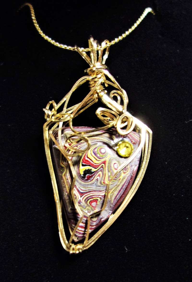 Dies Ist Ein Wunderschöner Fordite Anhänger Mit 14 Karat Gold Umwickelt Und An Einer 22 "Goldkette von StandsbyriverArt