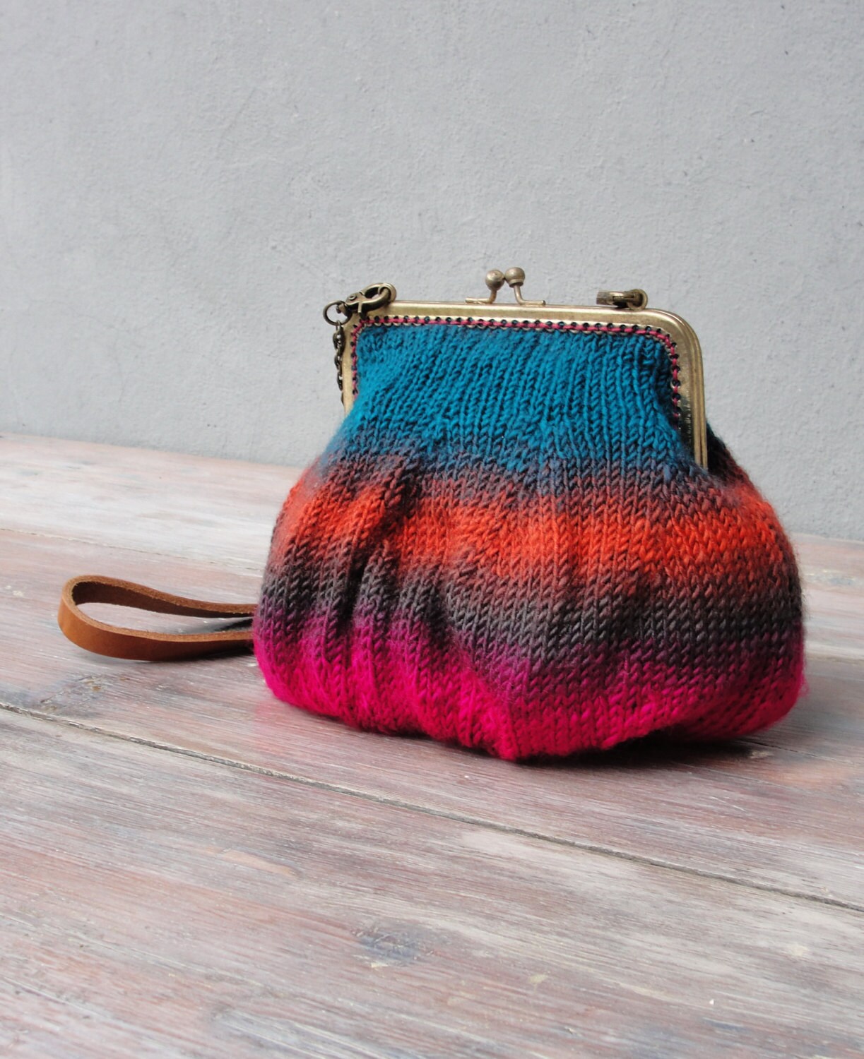 Ombré-Rainbow Tasche Clutch Handgestrickte Kette Mit Lederband Ombré-Rainbow Tasche Clutch Handgestrickte Kette Mit Lederband von StarBags