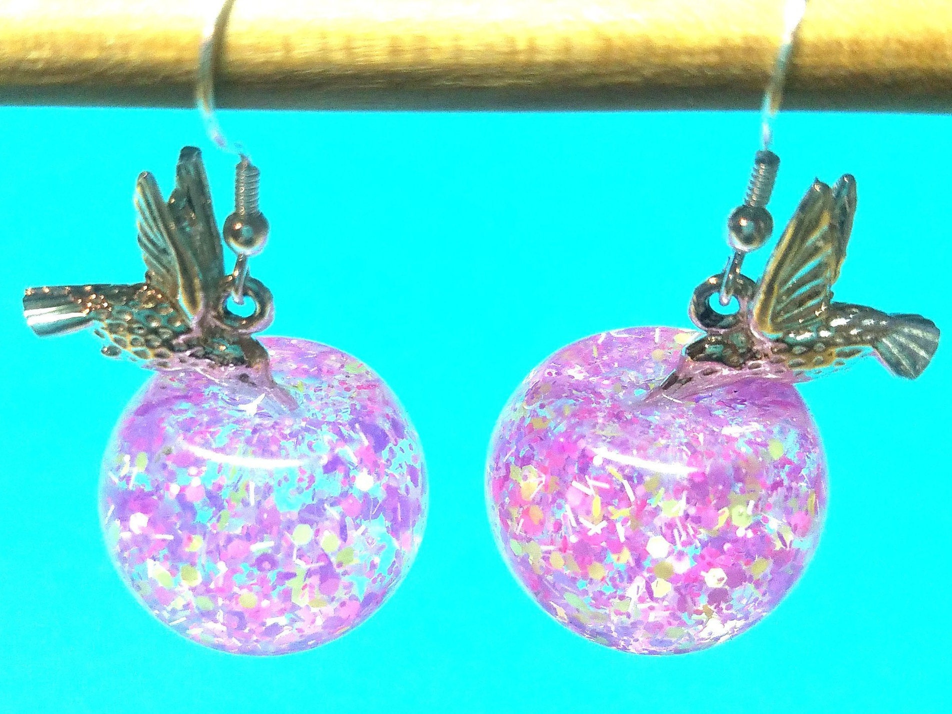 20118# Schwebender Silber Kolibri Mit Seinem Schnabel in Echten Getrockneten Blüten Resin Schwebende Baumeln Ohrringe 925 Sterling Silber, Geschenk 20118# Schwebender Silber Kolibri Mit Seinem Schnabel in Echten Getrockneten Blüten Resin Schwebende Baumeln Ohrringe 925 Sterling Silber, Geschenk von StarBuckJewelry