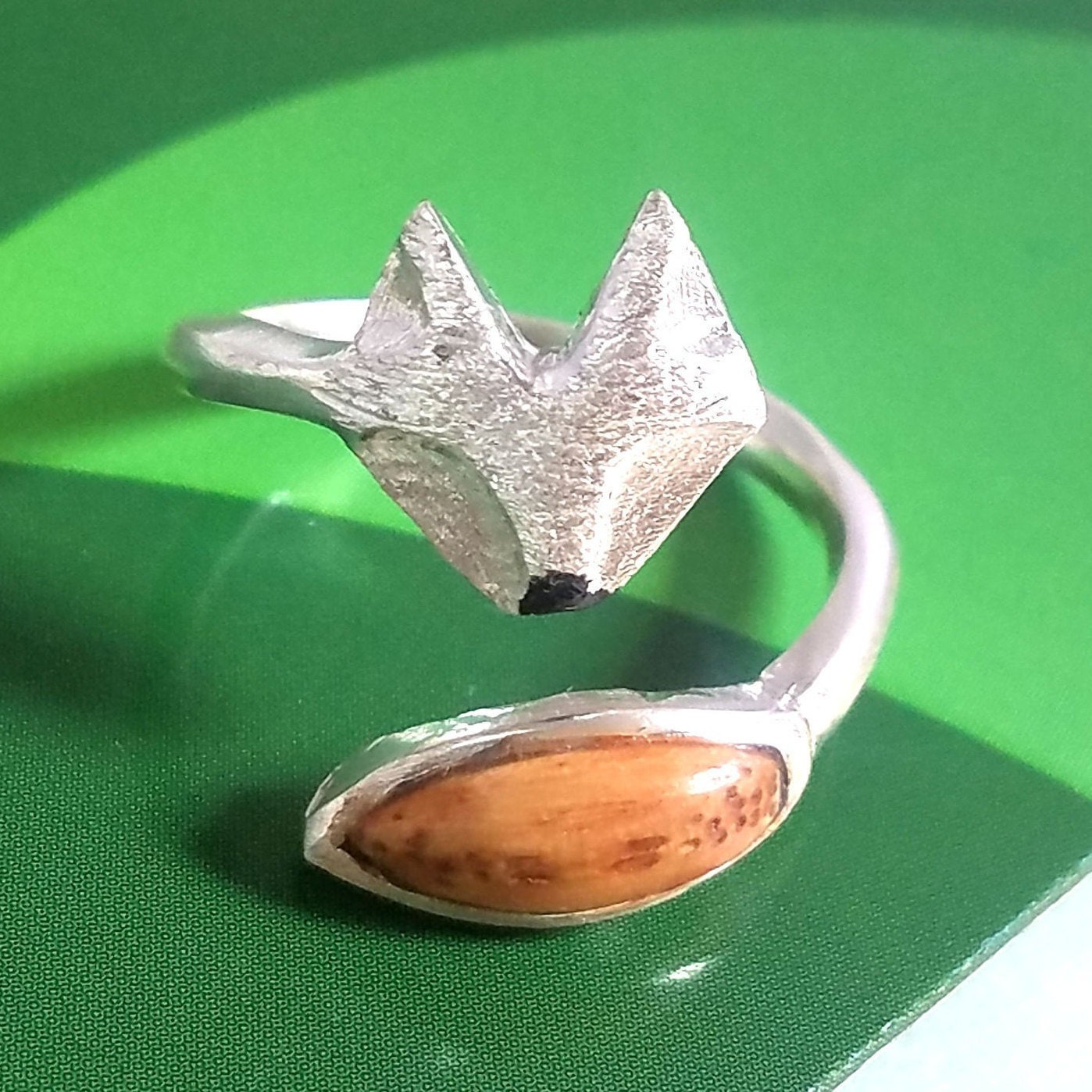 Fuchs Ring Mit Natur Rotem Eichenholz Aus 925 Sterling Silber, Feines Geschenk Für Sie. #2014 Fuchs Ring Mit Natur Rotem Eichenholz Aus 925 Sterling Silber, Feines Geschenk Für Sie. #2014 von StarBuckJewelry