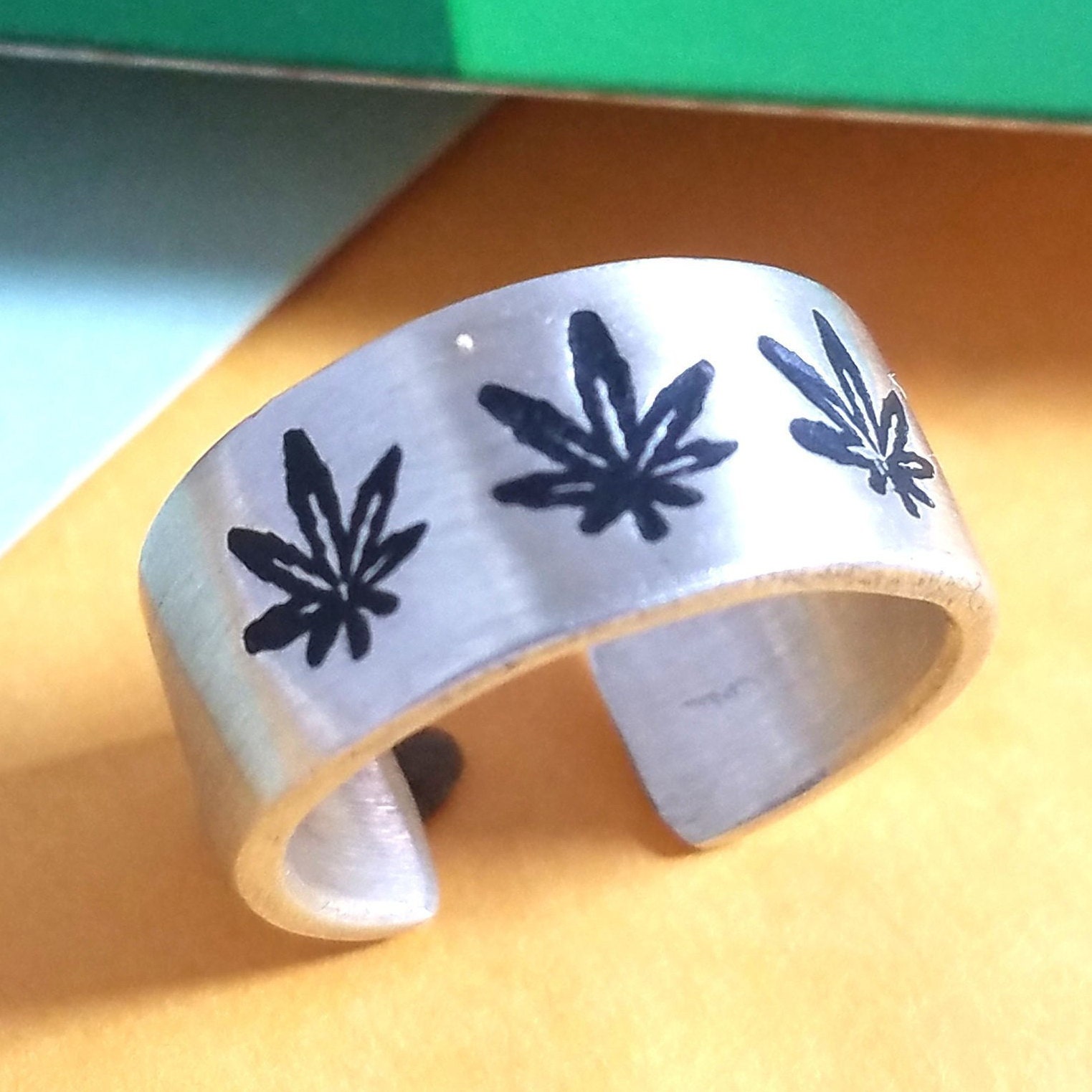 Hanfblatt Designte Band Mit 925 Sterling Silber Geschenk Für Sie Oder Ihn. #2041 Hanfblatt Designte Band Mit 925 Sterling Silber Geschenk Für Sie Oder Ihn. #2041 von StarBuckJewelry