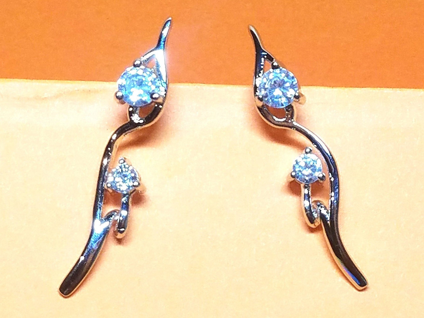 Schillernde Diamantfreie Form Entworfen Mit Hochwertigen Zirkonia Kletterohrringen, Geschenk Für Sie #20114 Schillernde Diamantfreie Form Entworfen Mit Hochwertigen Zirkonia Kletterohrringen, Geschenk Für Sie #20114 von StarBuckJewelry