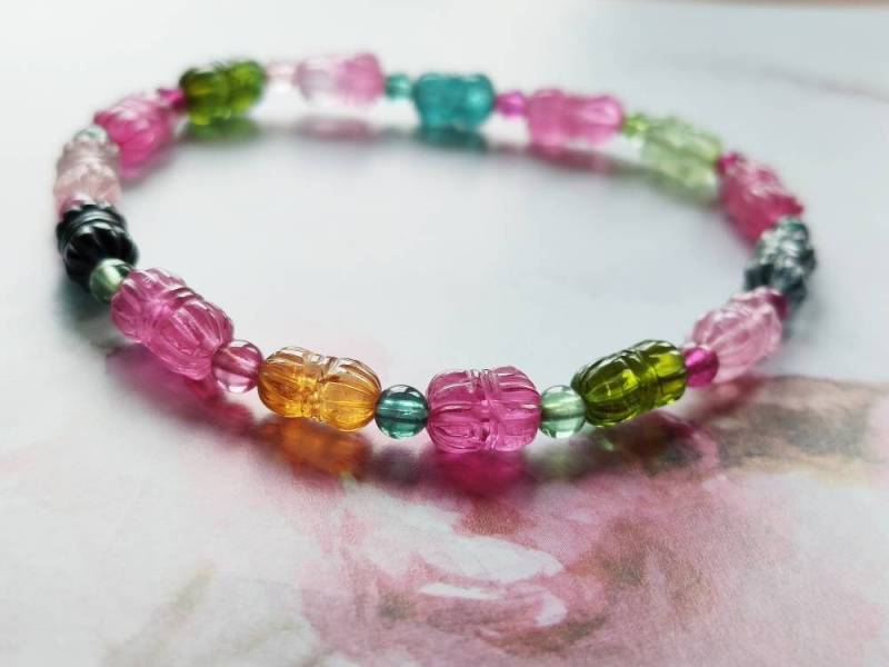 Natürliche Bonbonfarben Turmalin Lotus Knospe Carving Armband 5, 4 Mm Natürliche Bonbonfarben Turmalin Lotus Knospe Carving Armband 5, 4 Mm von StarMieGems