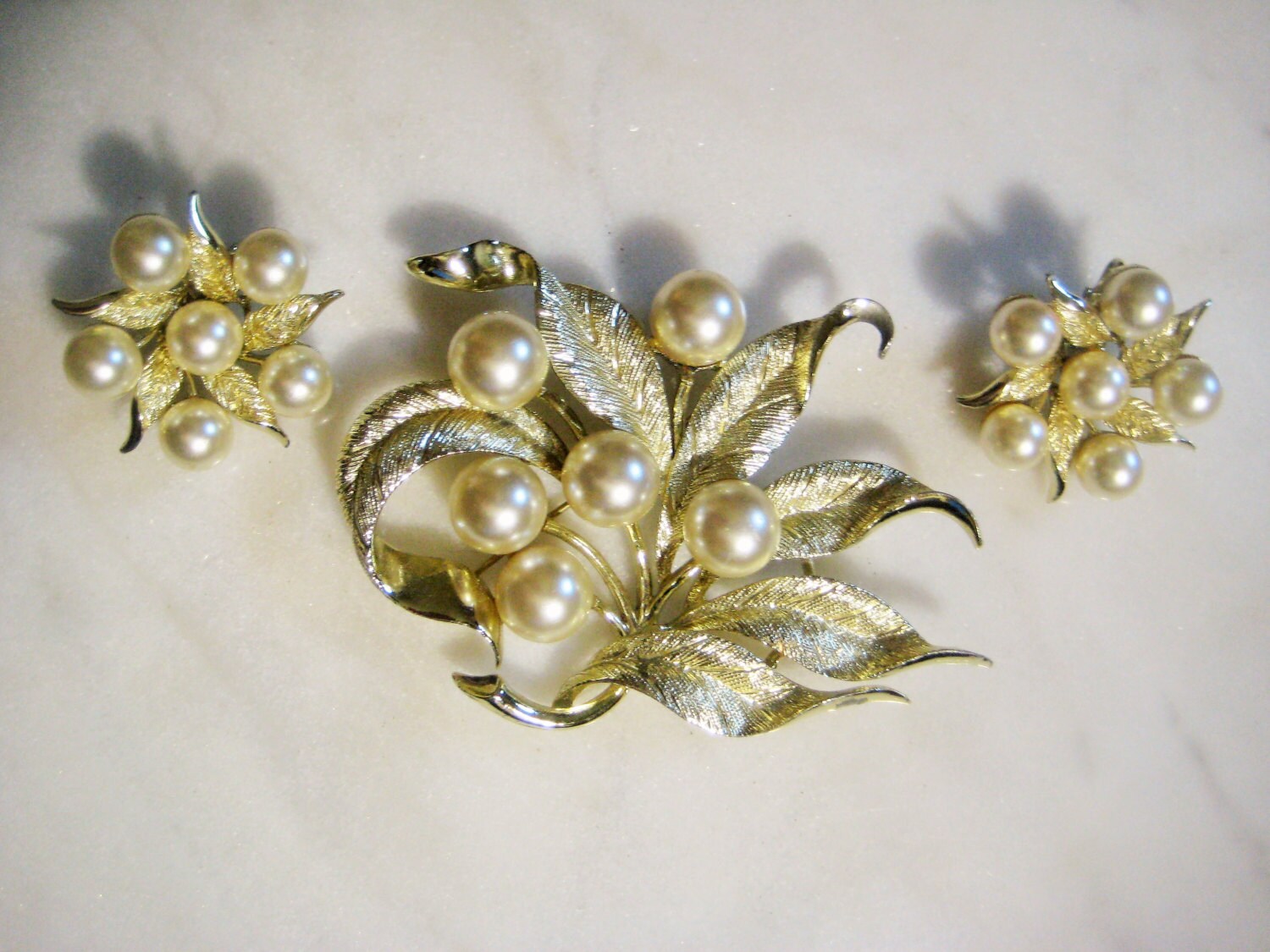 Vintage "Emmons" Goldton & Faux Pearl Demi-Parure; Designer Signierte Brosche Anstecknadel, Blätter Und Chunky Kunstperlen, 3-Teiliges Set Vintage "Emmons" Goldton & Faux Pearl Demi-Parure; Designer Signierte Brosche Anstecknadel, Blätter Und Chunky Kunstperlen, 3-Teiliges Set von StarPower99