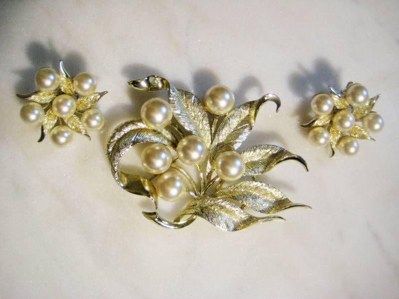 Vintage "Emmons" Goldton & Faux Pearl Demi-Parure; Designer Signierte Brosche Anstecknadel, Blätter Und Chunky Kunstperlen, 3-Teiliges Set von StarPower99