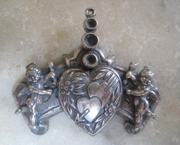 Vintage Silber Vergoldet Französisch Messing Doppel Cherub Herz Anhänger; Stein-Setting-Räume, 35mm X 30mm, 1 Stk Vintage Silber Vergoldet Französisch Messing Doppel Cherub Herz Anhänger; Stein-Setting-Räume, 35mm X 30mm, 1 Stk von StarPower99