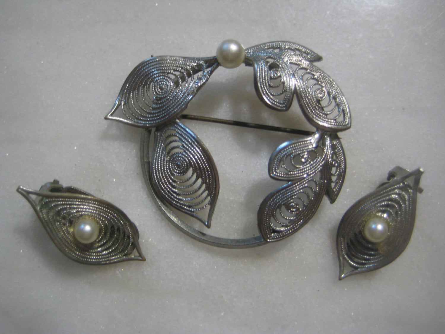 Vintage "West Germany" Silber Filigrane Und Kunstperlen Brosche Anstecknadel Ohrclips, 3 Stück Set Vintage "West Germany" Silber Filigrane Und Kunstperlen Brosche Anstecknadel Ohrclips, 3 Stück Set von StarPower99