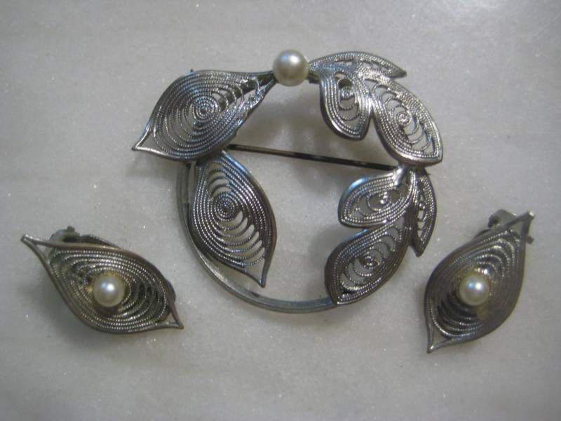 Vintage "West Germany" Silber Filigrane Und Kunstperlen Brosche Anstecknadel Ohrclips, 3 Stück Set von StarPower99