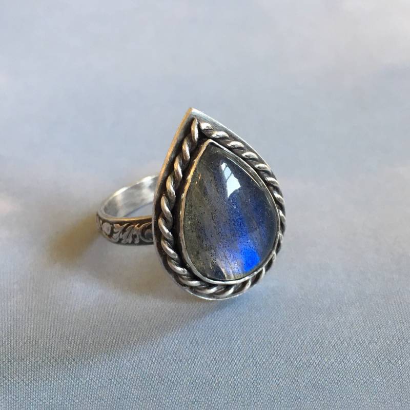 Labradorit Tropfenring | Größe 10 von StarSapphireBoutique