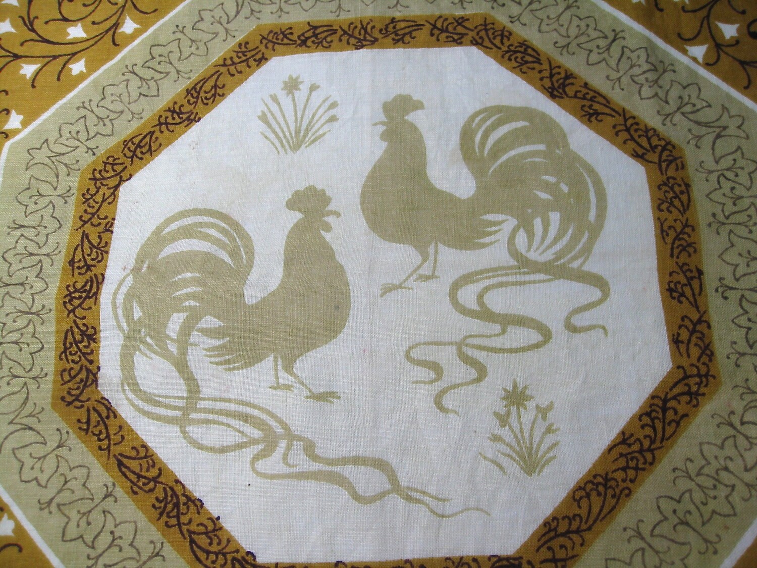 Tammis Keefe Zwei Hahn Taschentuch Ein Etwas Abgenutztes Aber Feines Vtg Leinen Mid Century Sammlerstück Tammis Keefe Zwei Hahn Taschentuch Ein Etwas Abgenutztes Aber Feines Vtg Leinen Mid Century Sammlerstück von StarScarves