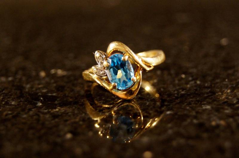 14K Gold Schweizer Blautopas Und Diamant Akzent Ring von StarShineVintage