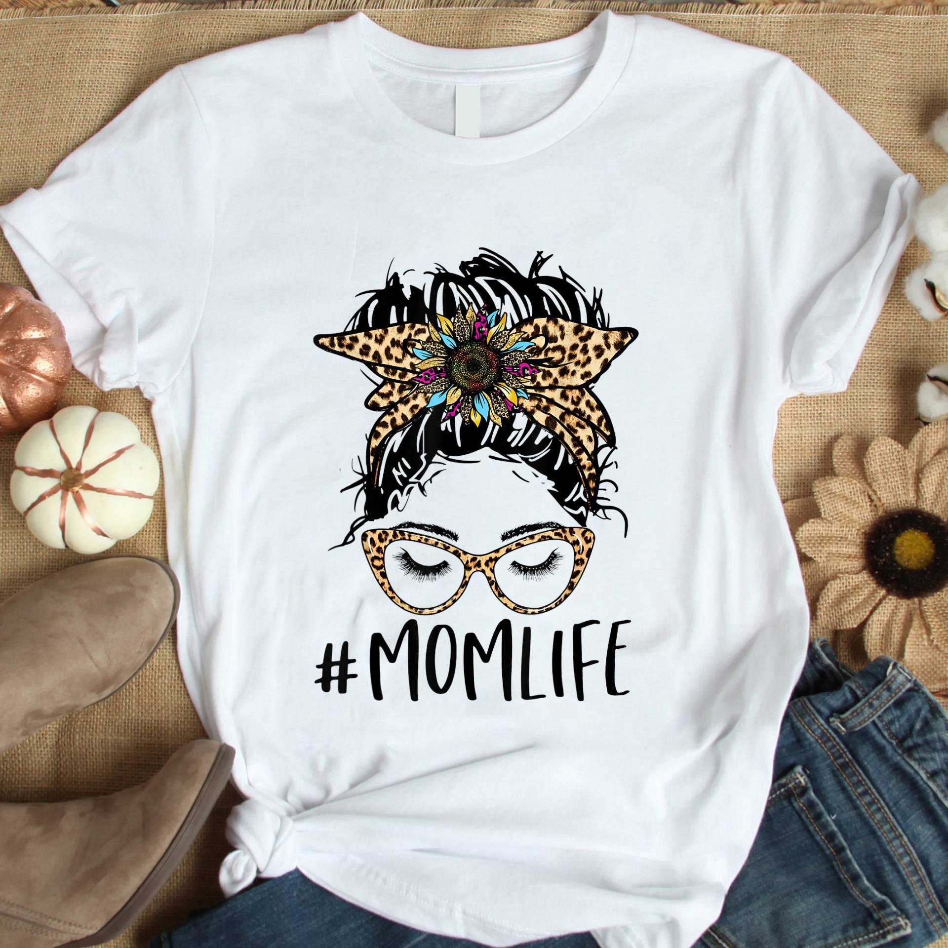 Mama Shirt/T-Shirt Muttertagsgeschenk Geschenk Mutter Mom Life Messy Bun Leopard Brille Mama Shirt/T-Shirt Muttertagsgeschenk Geschenk Mutter Mom Life Messy Bun Leopard Brille von StarStudio668