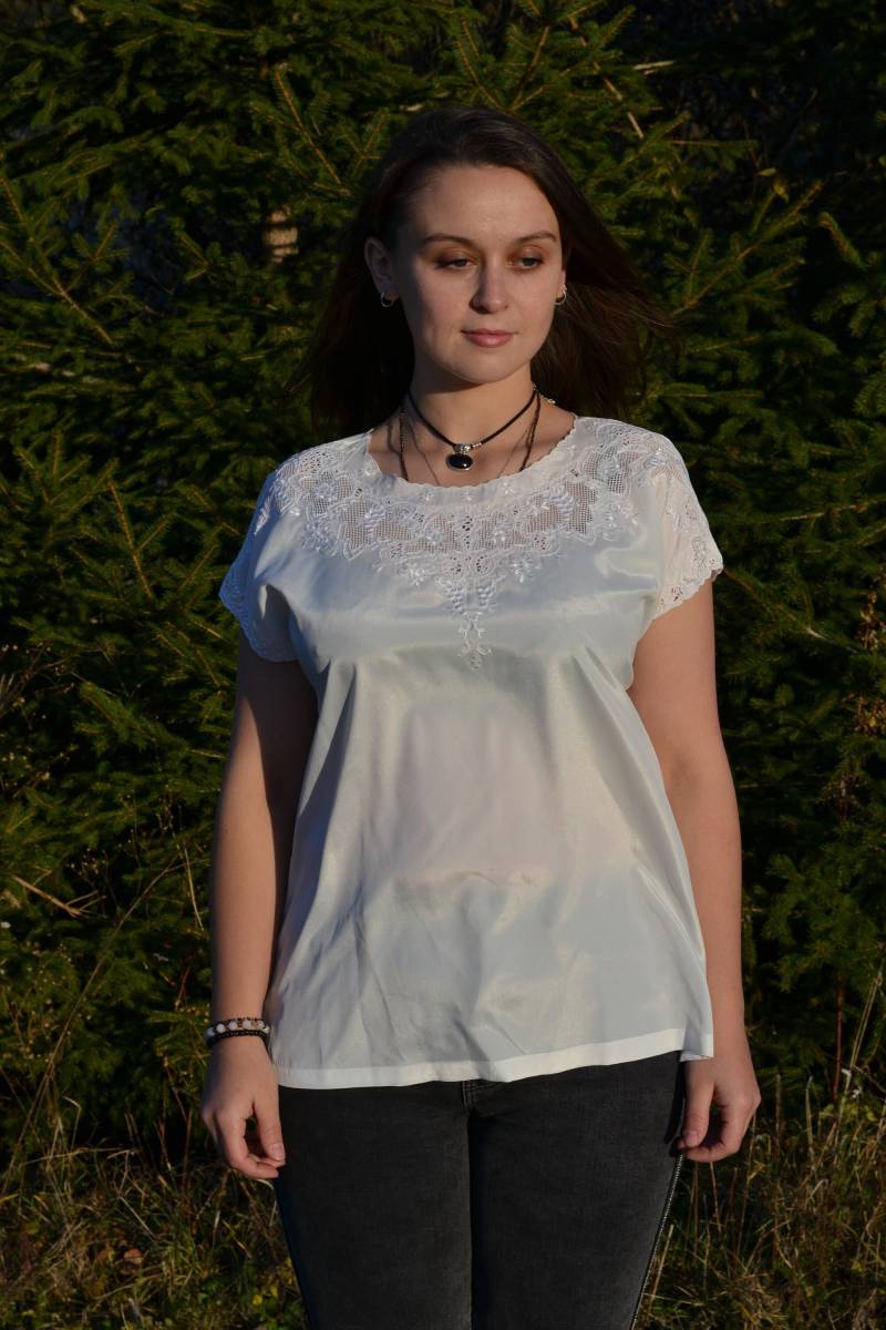 Besticktes Weißes Hemd Größe S-M Vintage Damen Bluse Narzisse von StaraLiadaVintage