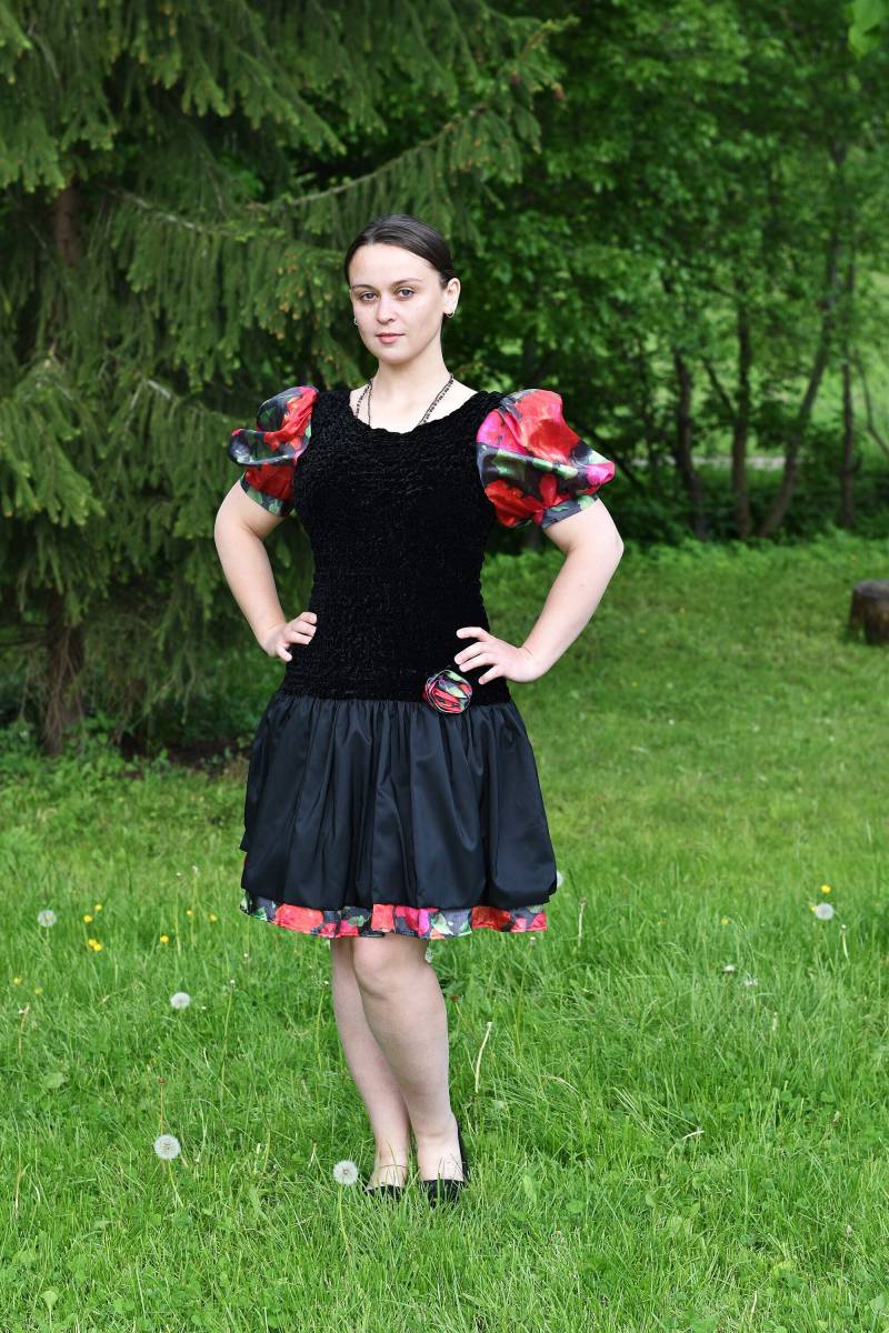 Schwarzes Samtkleid Mit Tiefer Leibhöhe Und Offenem Rücken, Vintage 80Er von StaraLiadaVintage