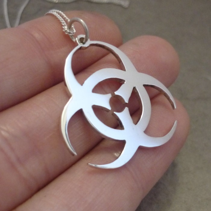 sterling Silber Einfacher Biohazard Symbol Anhänger An Kette von StarbrightSilver