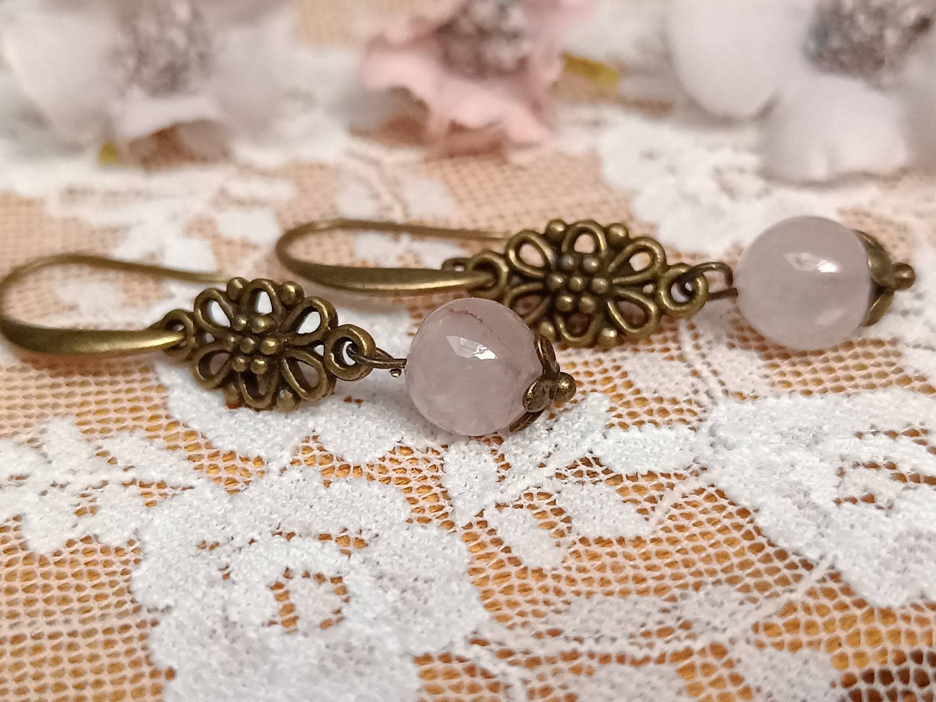 Edle Bronzefarbene Ohrhänger Mit Rosenquarz von StarchildJewellery