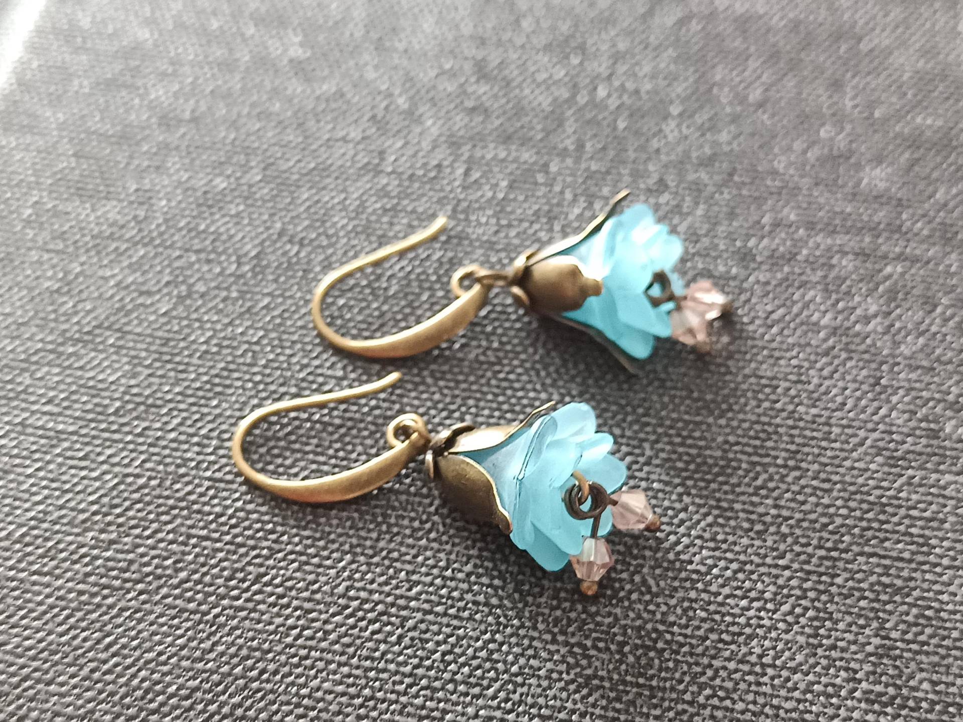 Hellblaue Blütenohrringe Im Vintagestil von StarchildJewellery