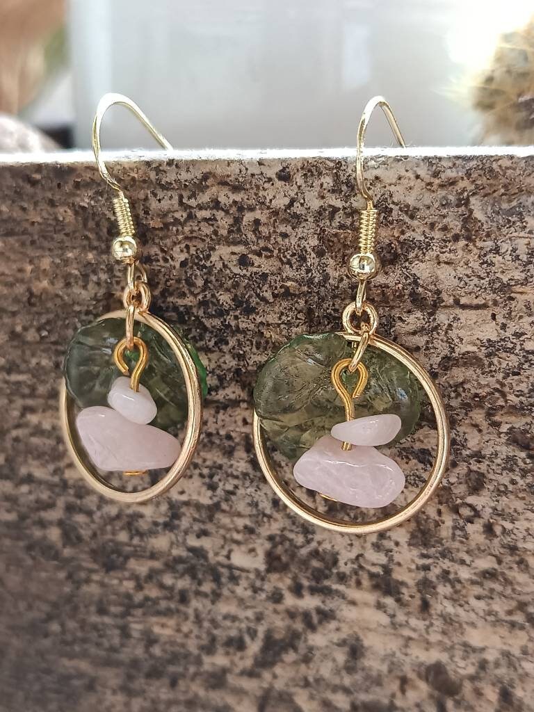 Ohrhänger Ohrringe Rund Mit Rosenquarz Heilsteine Und Blatt Gold Chakra von StarchildJewellery