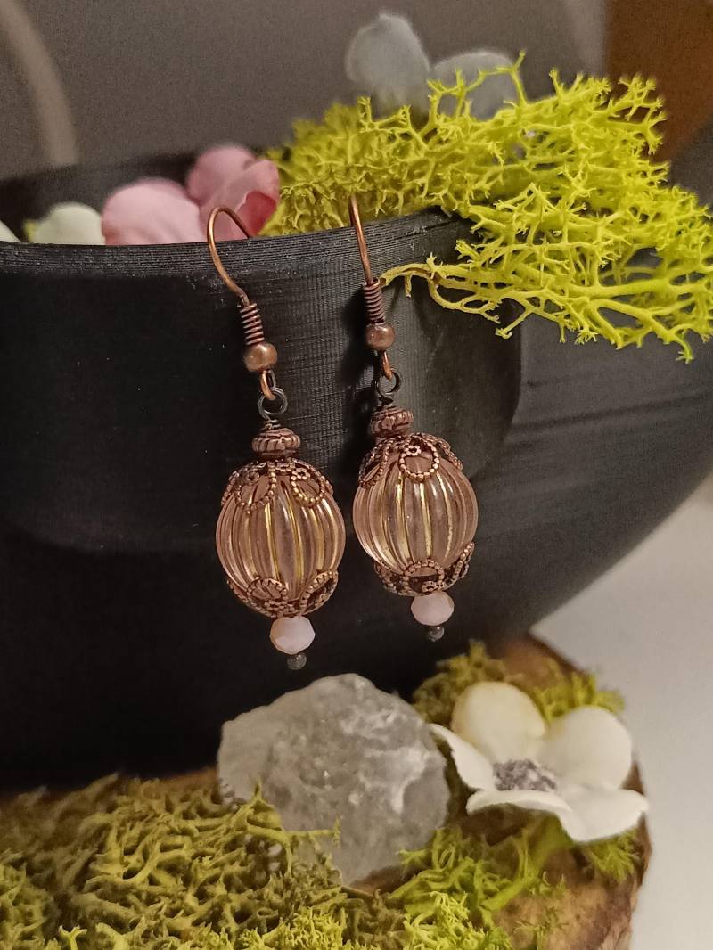 Vintage Ohrhänger Kupferfarben Mit Rosa Perlen von StarchildJewellery