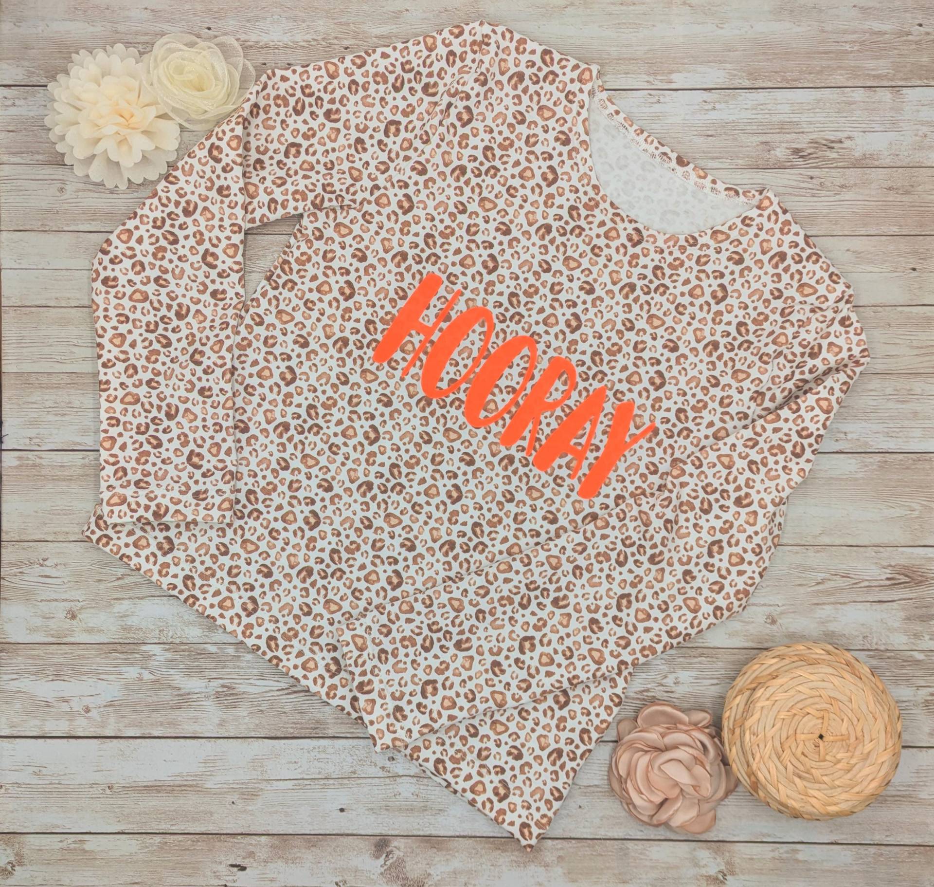 Langarmshirt/ Pullover Mit Leo-Muster Und Hooray-Aufdruck in Neon-Orange, Personalisierung Möglich Z.b. Wunschname Zahl von StarckeAnna