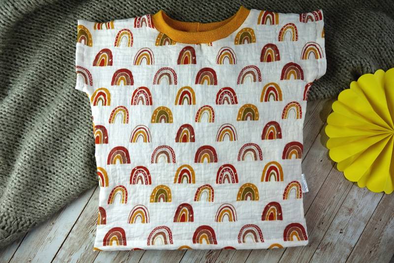 Leichtes Sommershirt Mit Regenbogen - Bequemes T-Shirt Sommer Musselin Gelb Shirt von StarckeAnna