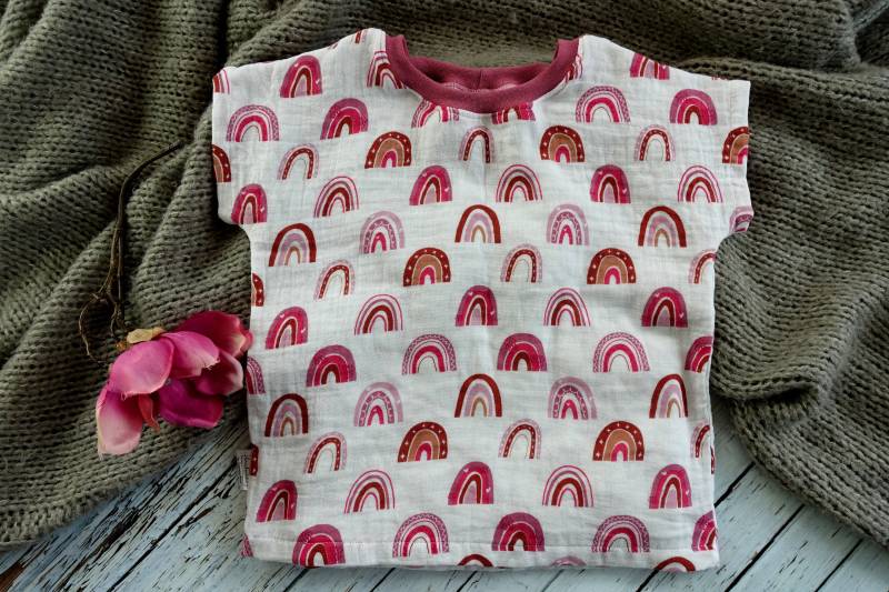 Leichtes Sommershirt Mit Rosa Regenbogen - Bequemes T-Shirt Sommer Luftig Musselin Shirt von StarckeAnna