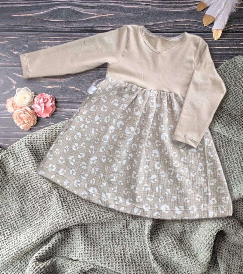 Süßes Kleid -Langärmeliges Aus Jersey Und Musselin - Taupe Mit Leo-Muster von StarckeAnna