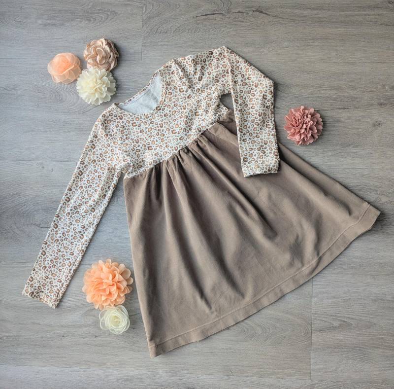 Süßes Kleid -Langärmeliges Aus Jersey Und Musselin - Taupe Mit Leo-Muster von StarckeAnna