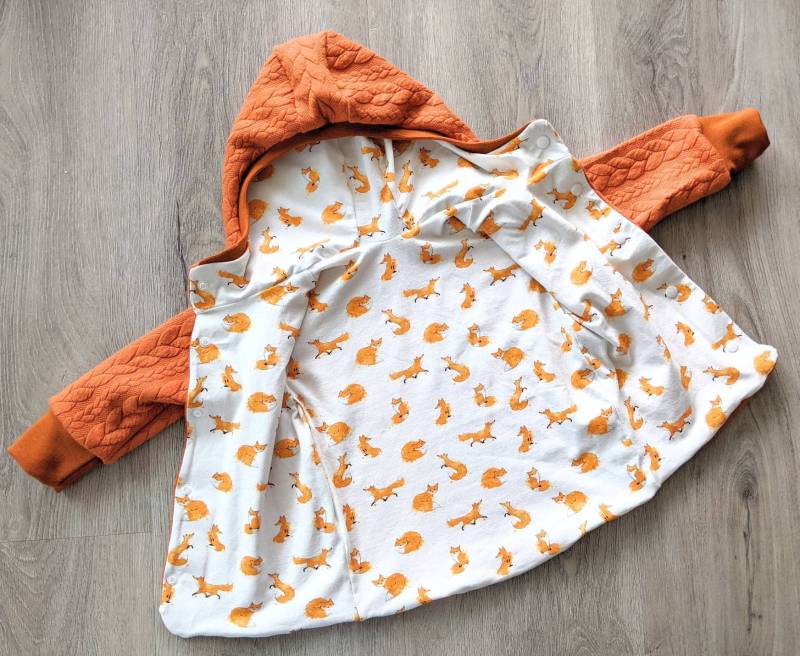 strickjacke/ Herbstjacke Mit Füchsen in Braun/Rostrot Und Zopfmuster von StarckeAnna