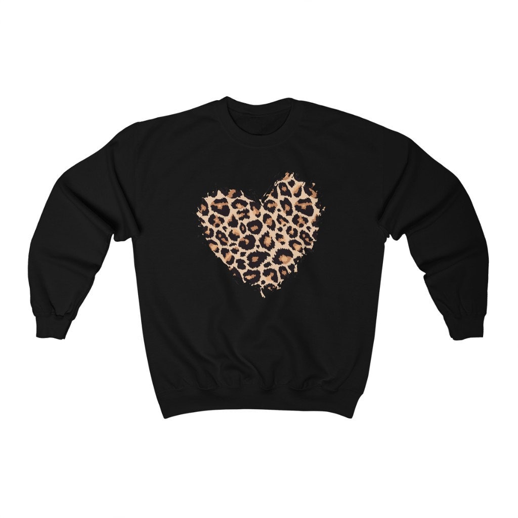 Leopard Herz Sweatshirt, Gepard Grafik Valentinstag Crewneck Fleece Pullover Herren Frauen Ästhetik Top von Starcovedesign