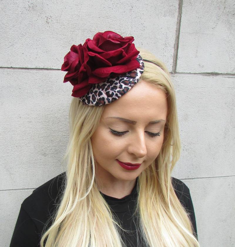 Burgund Fascinator Leopard Animal Print Rosen Blume Hut Weinrot Beige Schwarz Rassen Sh-521 von Starcrossedbeauty