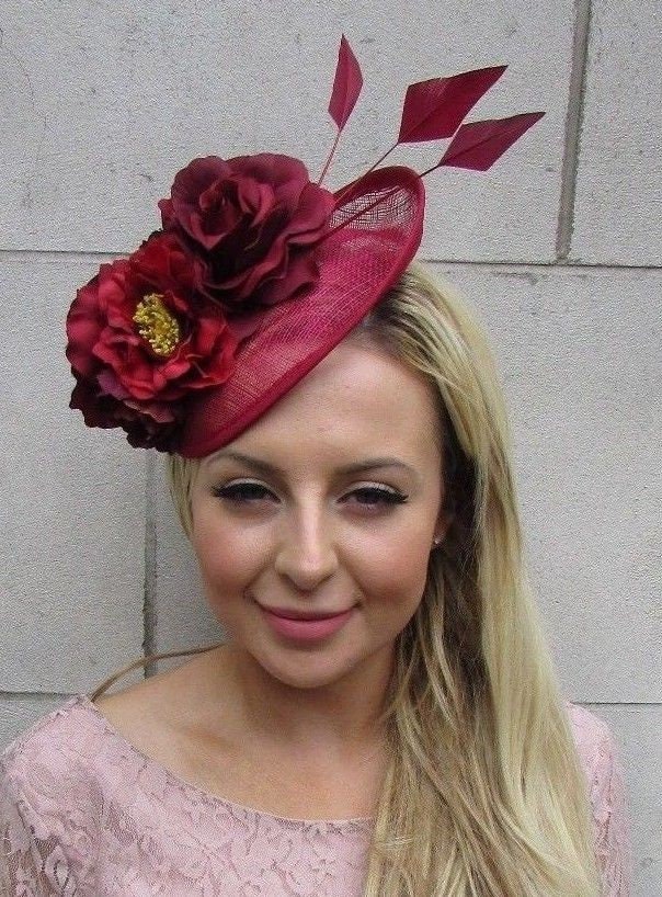 Burgund Weinrot Feder Blume Sinamay Disc Saucer Hut Fascinator Rassen Sh-237Uu von Starcrossedbeauty