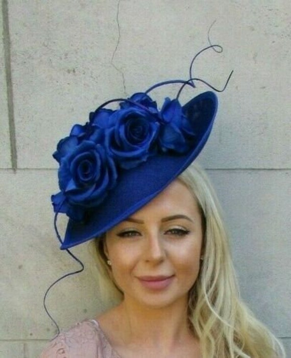 Große Königsblau Rose Blume Feder Tropfen Fascinator Hut Stirnband Groß U1Z85 von Starcrossedbeauty