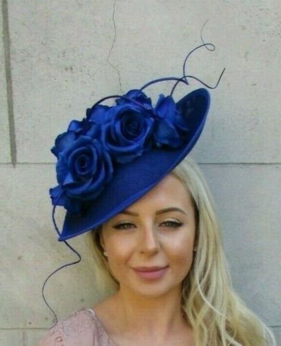 Große Königsblau Rose Blume Feder Tropfen Fascinator Hut Stirnband Groß U1Z85 von Starcrossedbeauty