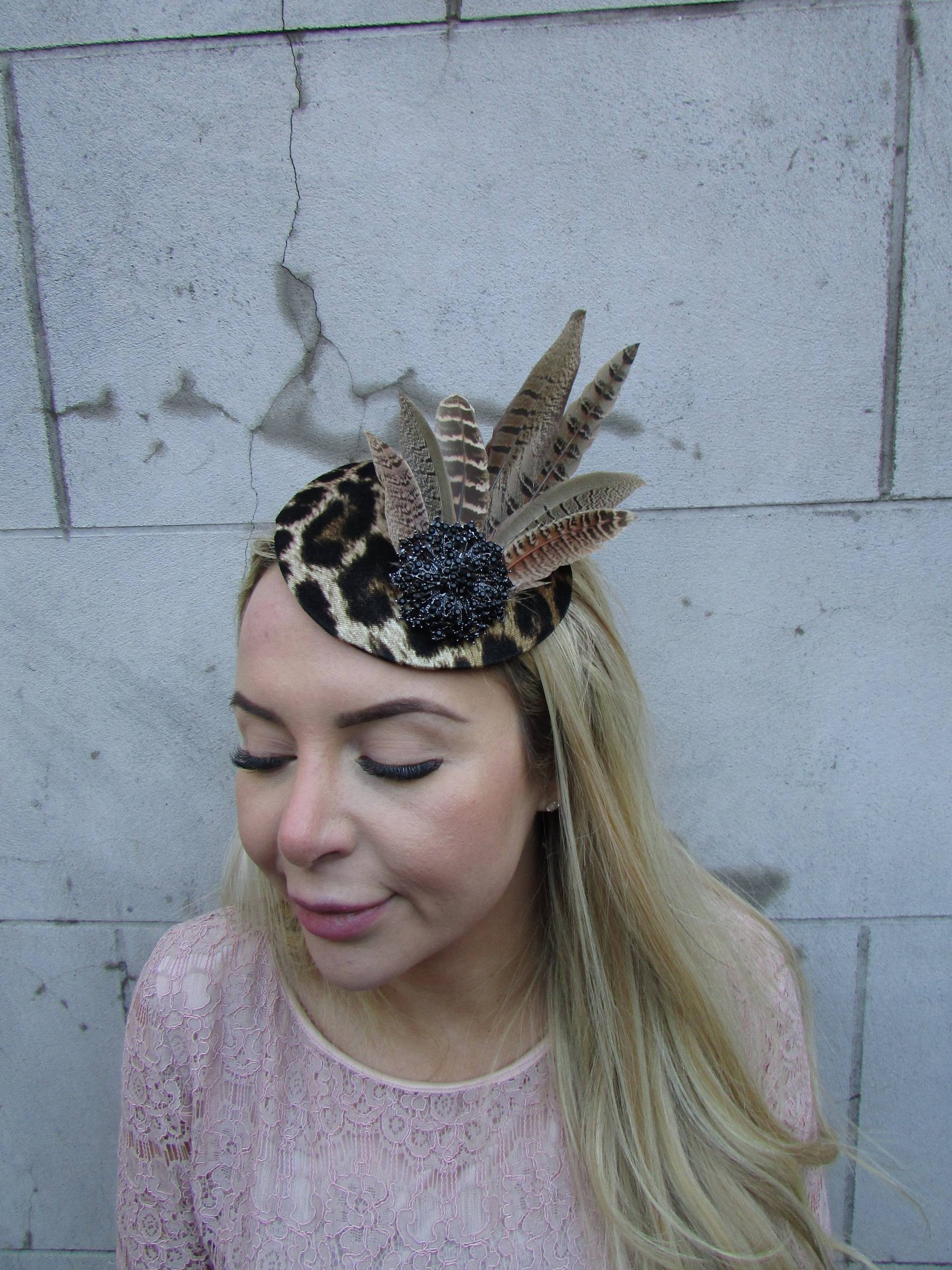 Schwarz Braun Leopardenmuster Fasan Feder Fascinator Pillbox Hut Haarspangen Kopfschmuck Hochzeit Ladies Day Sh-569 Uu von Starcrossedbeauty