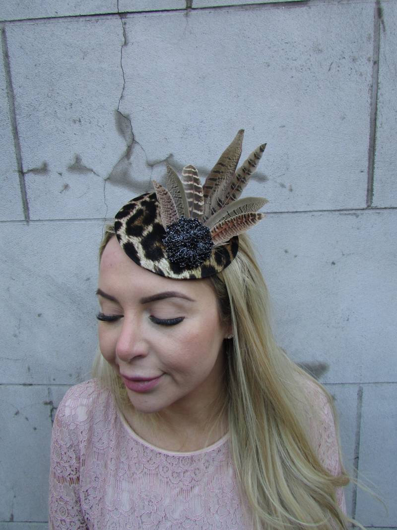Schwarz Braun Leopardenmuster Fasan Feder Fascinator Pillbox Hut Haarspangen Kopfschmuck Hochzeit Ladies Day Sh-569 Uu von Starcrossedbeauty