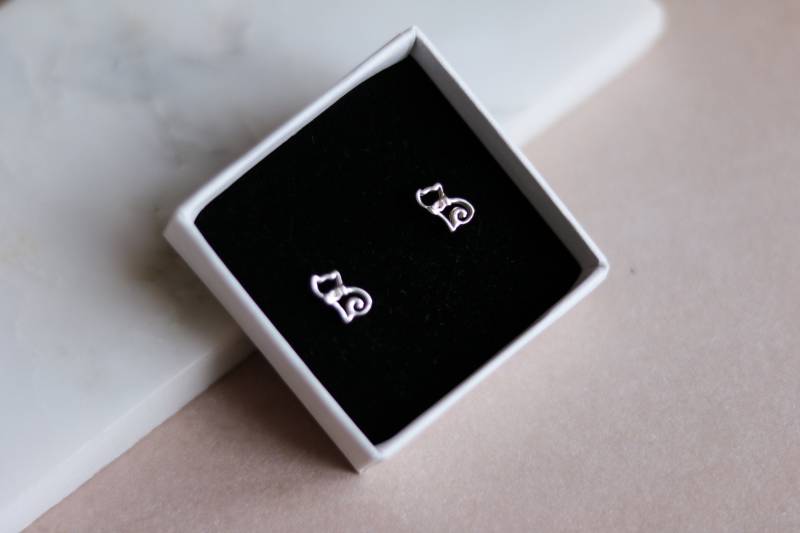 Katze Ohrringe, Süße Ohrstecker, Silber Zierliche Geschenk Für Sie, Damen Geschenk, Schmuck, Mädchen von StardustMine