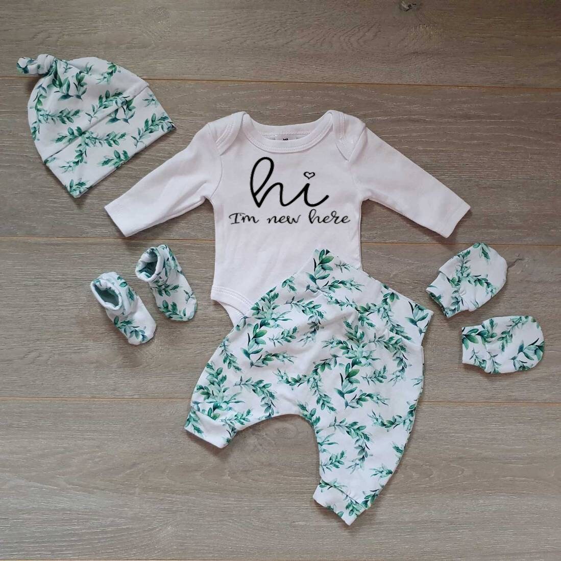 Das Abenteuer Beginnt Zu Hause Outfit, Blätter Neugeborene Ankündigung Hello World Baby Fäustlinge, Neugeborenen Mütze, Body von StarfishDaydreams