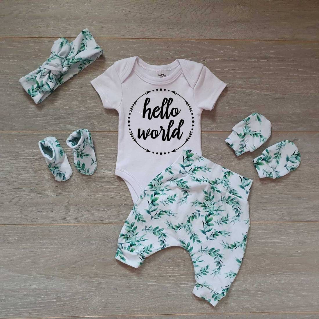 Das Abenteuer Beginnt Zu Hause Outfit, Blätter Neugeborene Ankündigung Hello World Baby Fäustlinge, Neugeborenen Mütze, Body von StarfishDaydreams